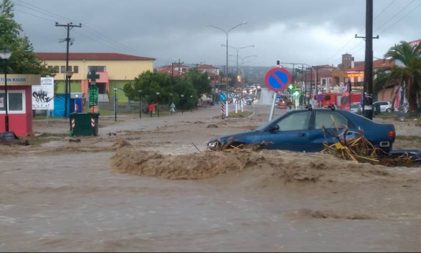 Καιρός: Στο έλεος της κακοκαιρίας η Χαλκιδική - Πλημμυρισμένοι δρόμοι και σπίτια (pics&vid)