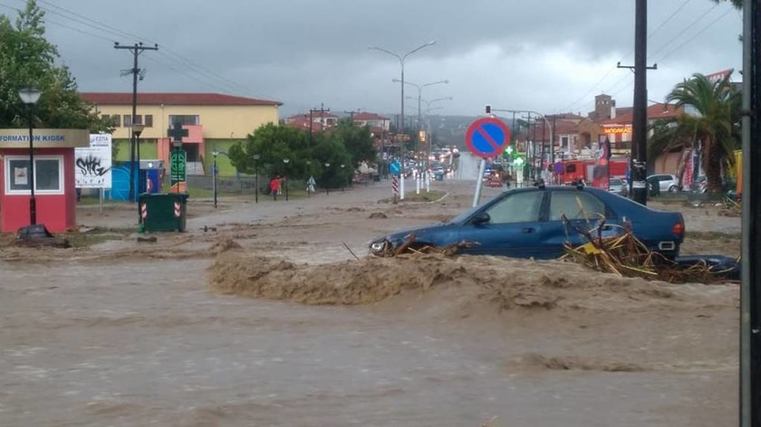 Καιρός: Στο έλεος της κακοκαιρίας η Χαλκιδική - Πλημμυρισμένοι δρόμοι και σπίτια (pics&vid )