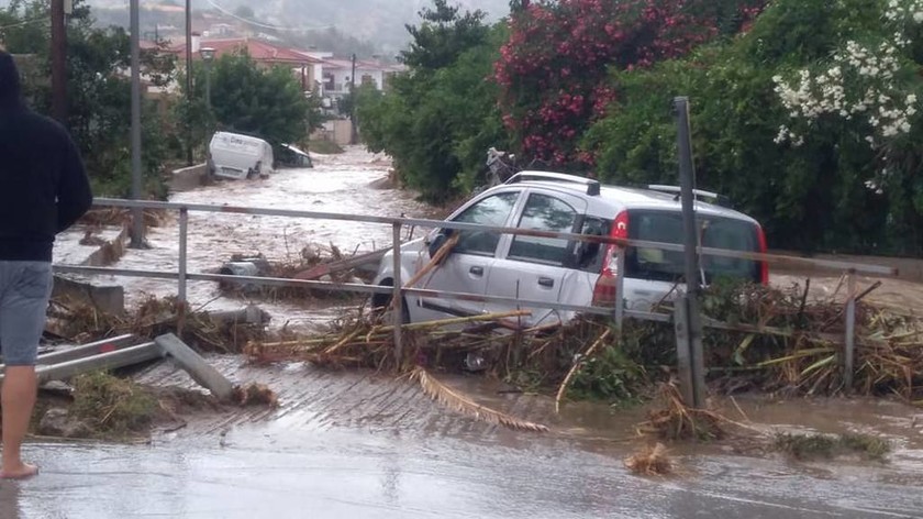 Καιρός: Στο έλεος της κακοκαιρίας η Χαλκιδική - Πλημμυρισμένοι δρόμοι και σπίτια (pics&vid )