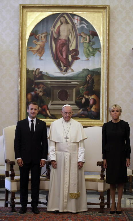 Το «κρύο» αστείο του Μακρόν που άφησε... άφωνο τον Πάπα (Pics)