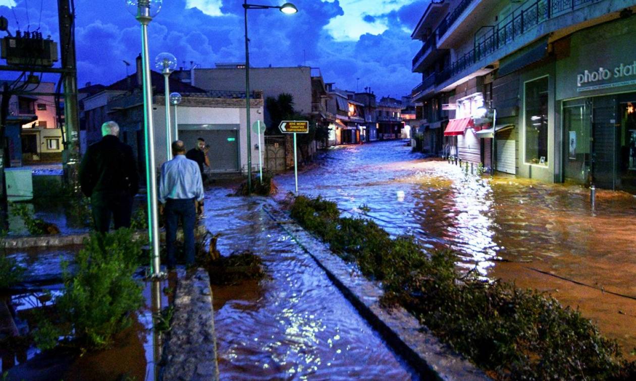 Καιρός: Πλημμύρισαν ξανά οι δρόμοι σε Νέα Πέραμο, Μάνδρα και Μέγαρα (vid&pics)
