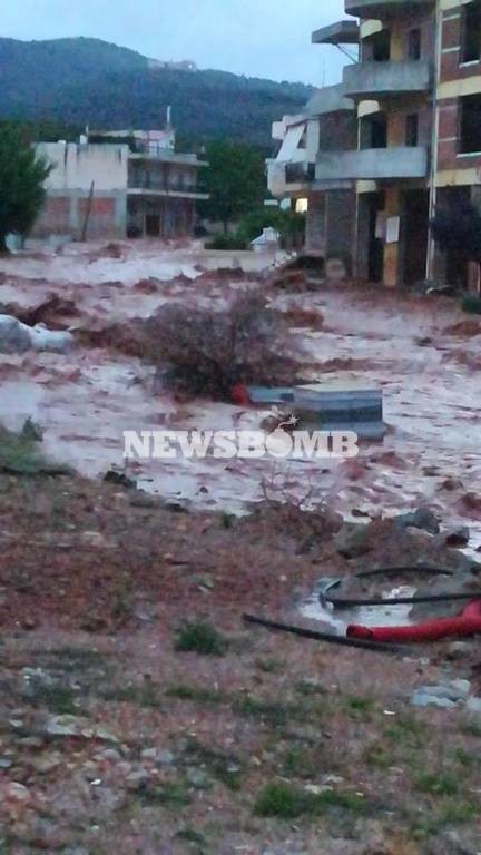 Καιρός: Πλημμύρισαν ξανά οι δρόμοι σε Νέα Πέραμο, Μάνδρα και Μέγαρα (vid)