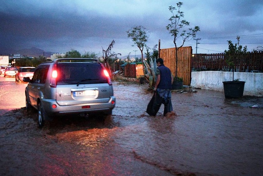 Καιρός: Πλημμύρισαν ξανά οι δρόμοι σε Νέα Πέραμο, Μάνδρα και Μέγαρα (vid)