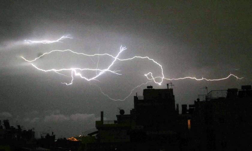 Καιρός: Η «Νεφέλη» σαρώνει τη χώρα με σφοδρές καταιγίδες και νέα πτώση της θερμοκρασίας (pics)