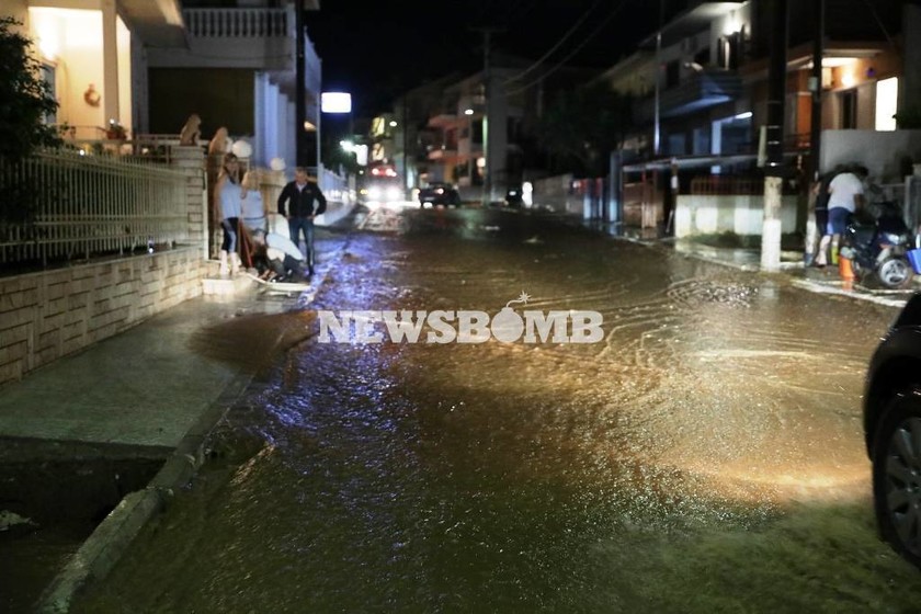 Καιρός: Ο εφιάλτης ζωντάνεψε ξανά στη Μάνδρα-Ποτάμια οι δρόμοι, πλημμύρισαν σπίτια και καταστήματα 