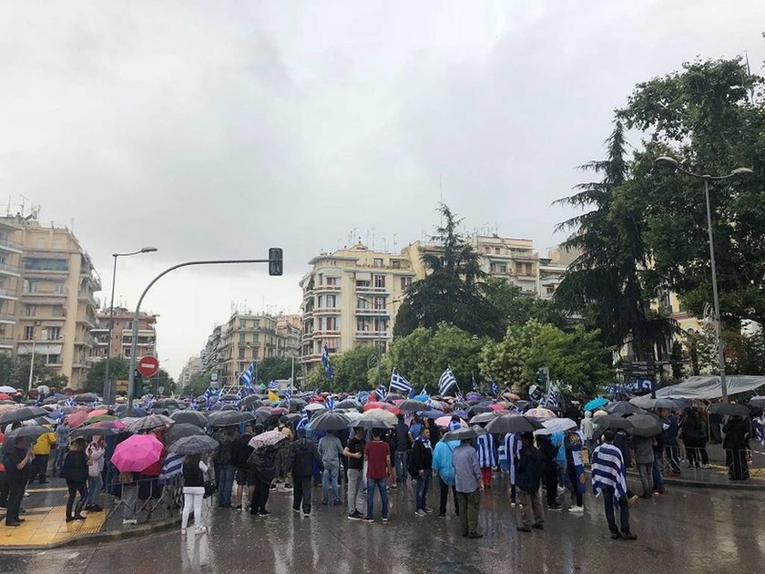 Με βροχή το συλλαλητήριο για τη Μακεδονία στη Θεσσαλονίκη (pics&vid)
