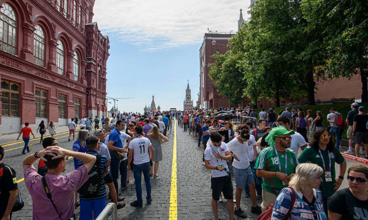 Μουντιάλ 2018: Φίλαθλοι κάνουν ουρές στην Κόκκινη Πλατεία για να δουν τον… Λένιν