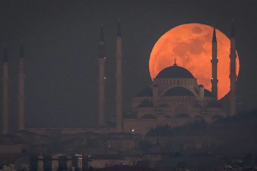 Δεν έχει ξαναγίνει εδώ και έναν αιώνα! Το μεγαλύτερο «ματωμένο φεγγάρι» φέρνει το τέλος του κόσμου;