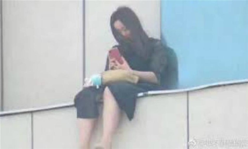 Απάνθρωπο: Πλήθος στην Κίνα ενθάρρυνει κοπέλα που είχε κακοποιηθεί σεξουαλικά να αυτοκτονήσει (vid)