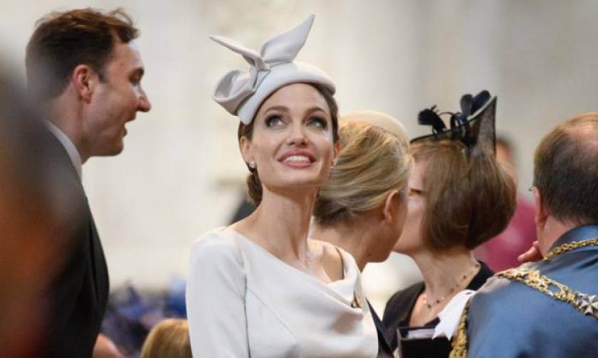 Angelina Jolie: Εμφανίστηκε σε επίσημη βρετανική τελετή και εύκολα θα την μπερδεύαμε με royal lady