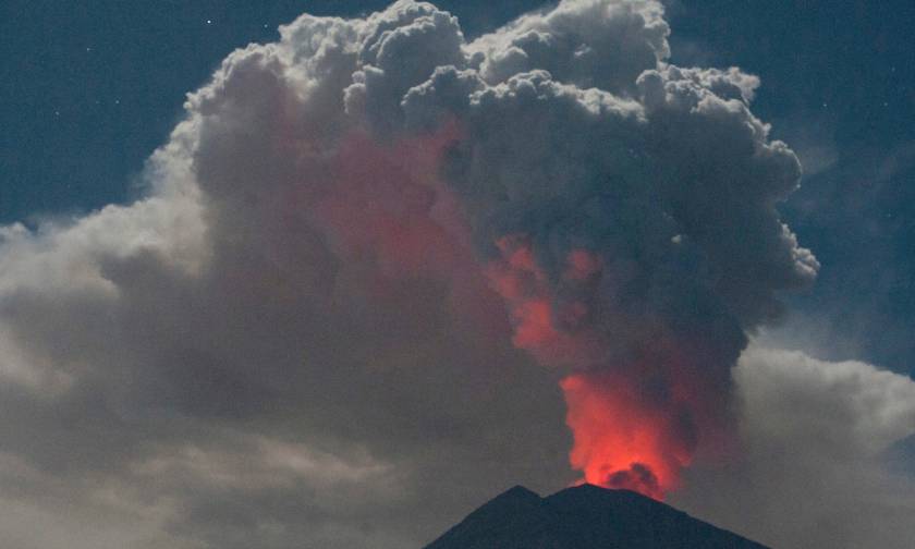 Ακυρώνονται εκατοντάδες πτήσεις: Σύννεφα ηφαιστειακής τέφρας έχουν καλύψει τον ουρανό (Vid)