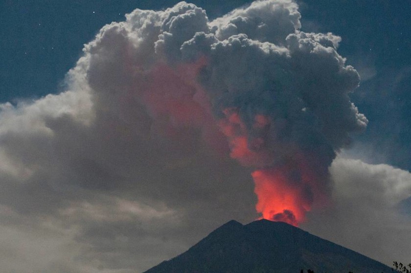 Ακυρώνονται εκατοντάδες πτήσεις καθώς σύννεφα ηφαιστειακής τέφρας έχουν καλύψει τον ουρανό (Vid)