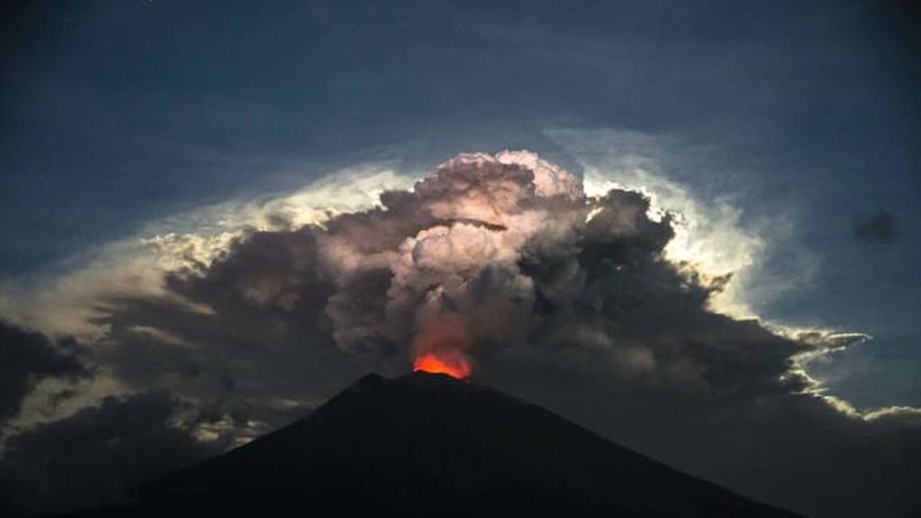 Ακυρώνονται εκατοντάδες πτήσεις καθώς σύννεφα ηφαιστειακής τέφρας έχουν καλύψει τον ουρανό (Vid)