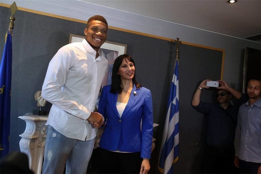Ο Αντετοκούνμπο «καρφώνει» στο νέο σποτ του ΕΟΤ: Αυτή είναι η χώρα μου, η Ελλάδα! (vid+pics)