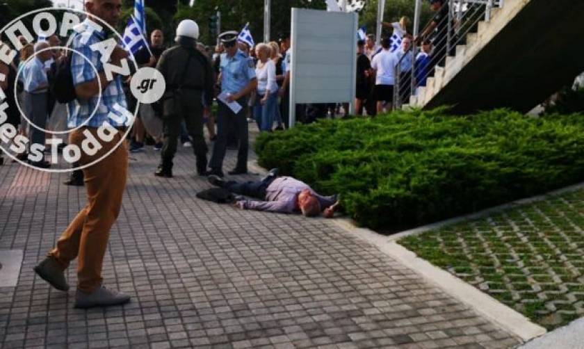Επεισόδια έξω από το Δημαρχείο της Θεσσαλονίκης: Πολίτης καταγγέλλει επίθεση από διαδηλωτές (vids)