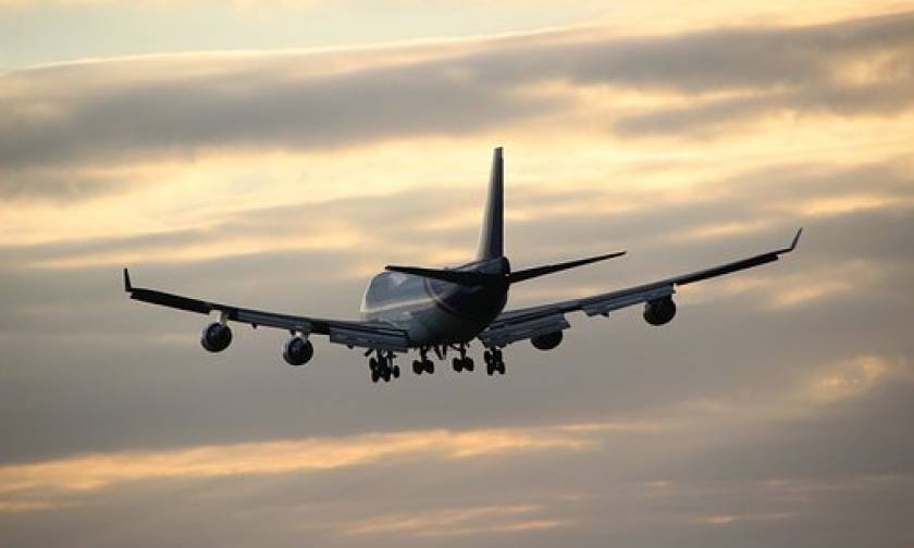 Χαμός σε πτήση: Έξαλλος επιβάτης… κουτούλησε αεροσυνοδό! (vid)