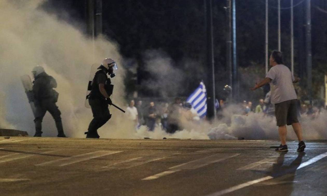 Ένταση και επεισόδια στα συλλαλητήρια για τη Μακεδονία σε Αθήνα και Θεσσαλονίκη (photos)