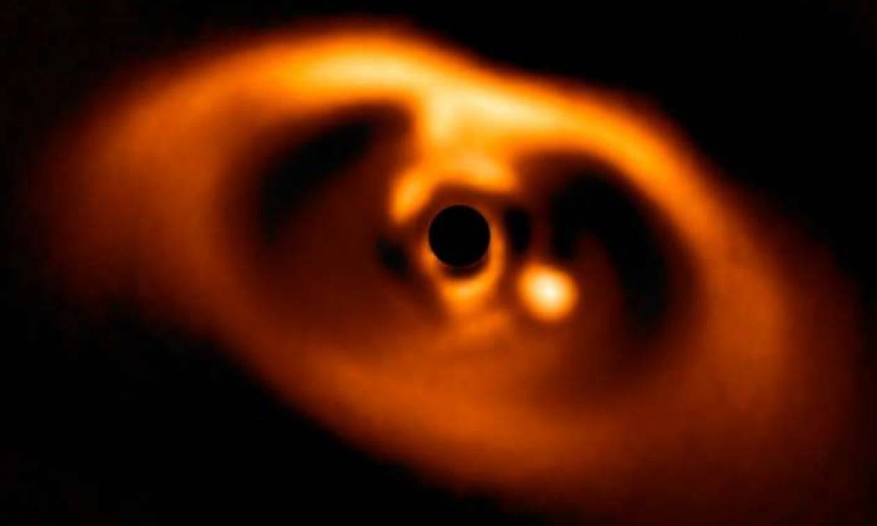 Επιστήμονες ανακάλυψαν για πρώτη φορά ένα νεογέννητο εξωπλανήτη