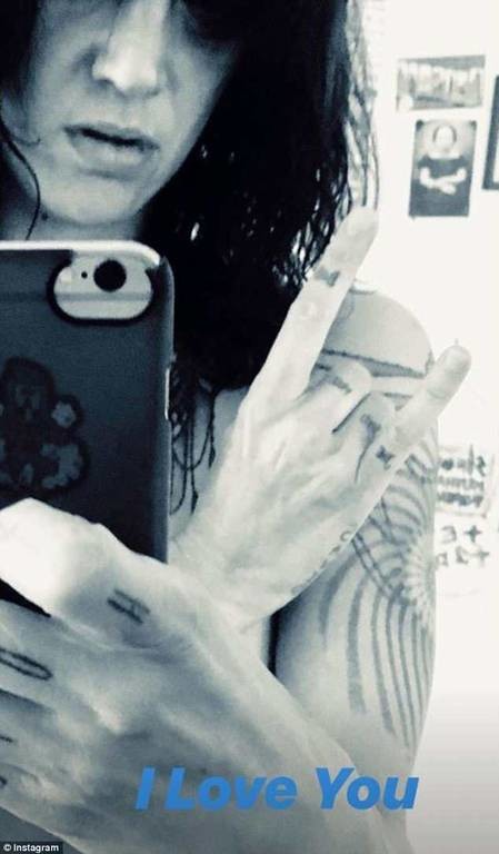 Άσια Αρτζέντο: Με βρισιές και γυμνές φωτογραφίες απαντά σε όσους την κατηγορούν για τον Μπουρντέν