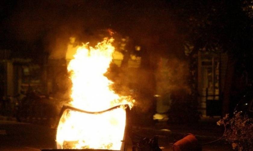 Θεσσαλονίκη: Στις φλόγες κάδοι απορριμμάτων στο κέντρο της πόλης