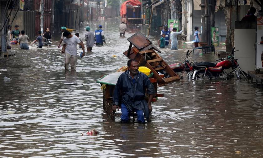 Πακιστάν: Τουλάχιστον έξι νεκροί από από τις χειρότερες βροχές εδώ και 38 χρόνια στη Λαχόρη (vid)