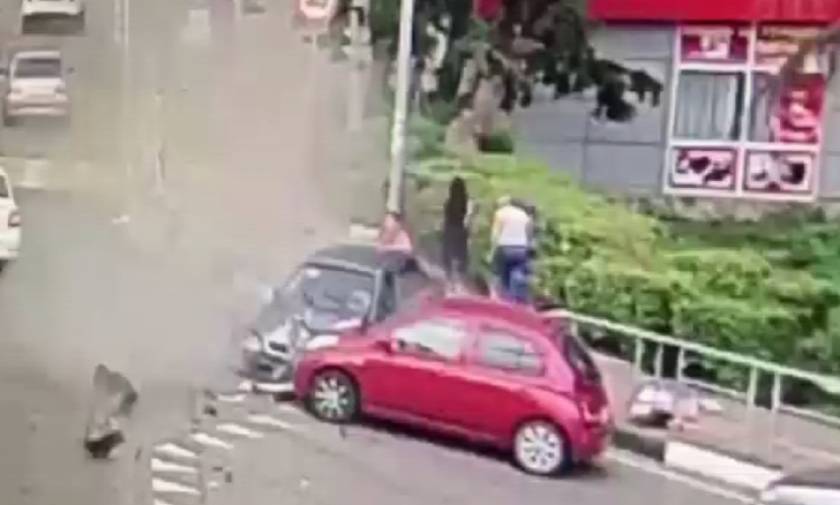 Αυτοκίνητο παρέσυρε πεζούς στη Ρωσία: Ένας νεκρός και έξι τραυματίες (vid)