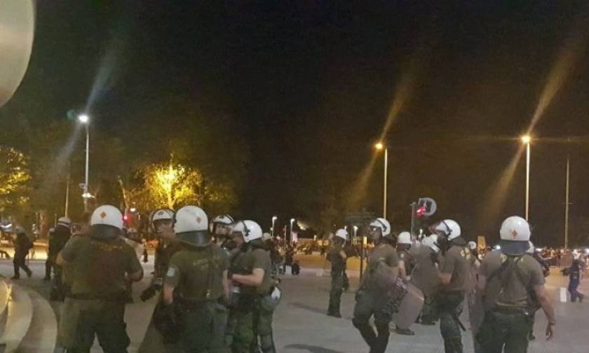Θεσσαλονίκη: Ένταση μετά το τέλος της πορείας για τη Μακεδονία με τραυματία αστυνομικό (vid)