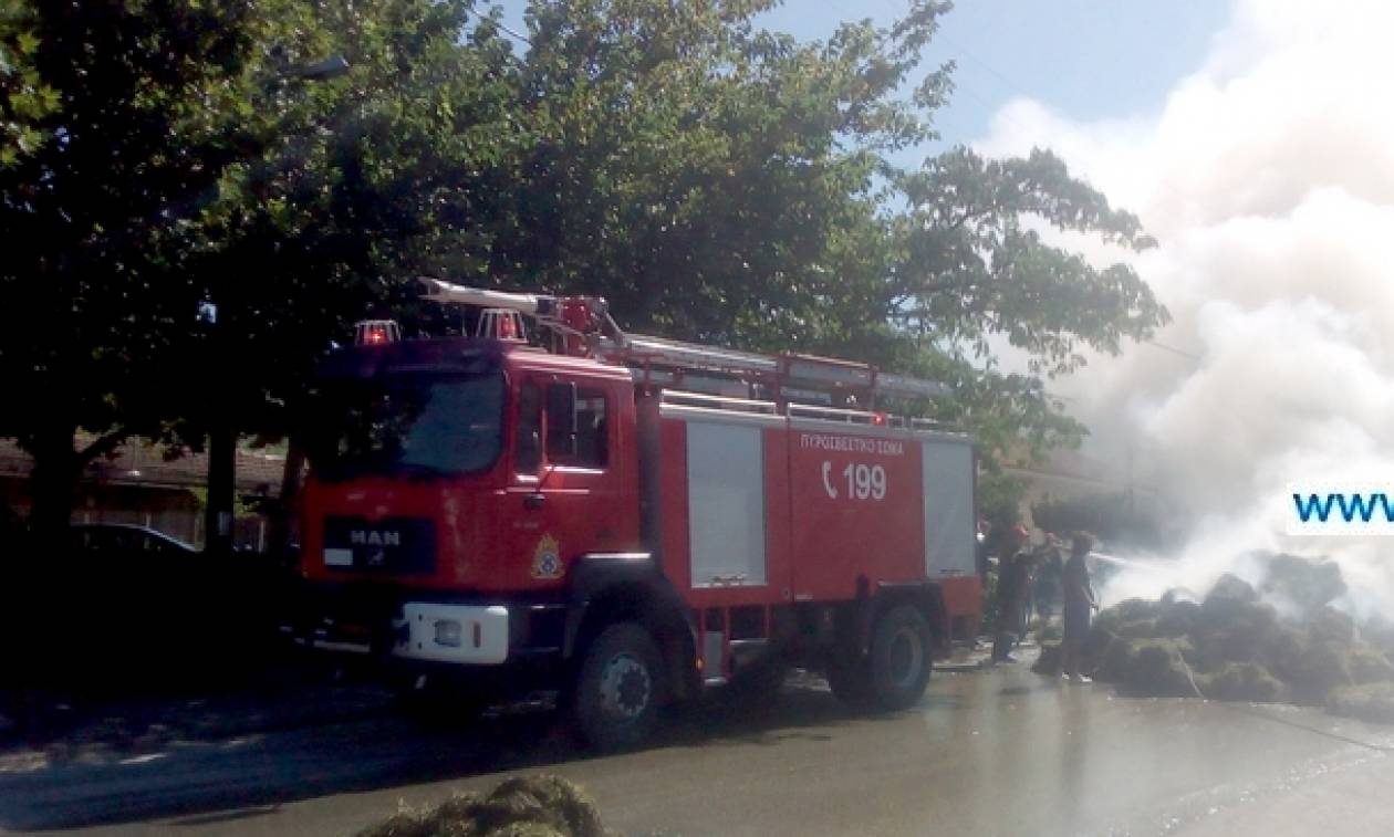 Τρικάλα: Φορτηγό με φλεγόμενες «μπάλες» από χορτάρι πέρασε μέσα από χωριό (vid)