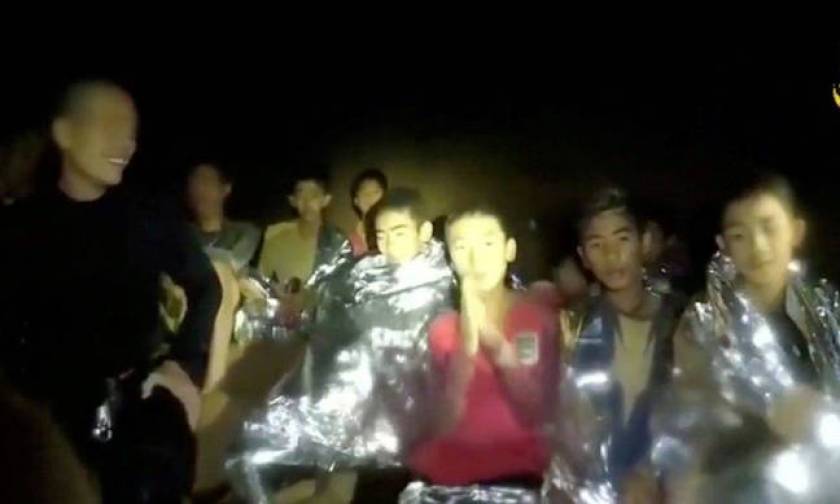 Thailand cave rescue: Ex-navy diver dies on oxygen supply mission