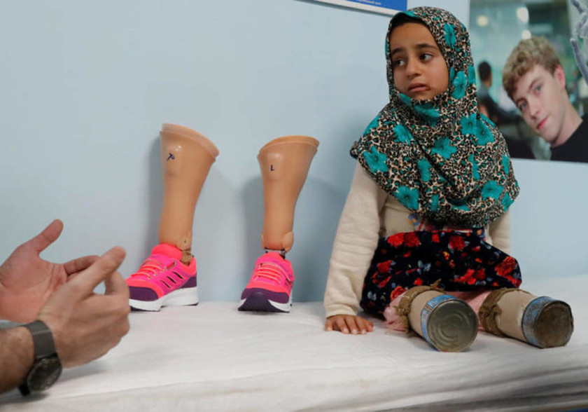 Συγκλονιστικό: 8χρονη από τη Συρία πέταξε τα κονσερβοκούτια και έκανε τα πρώτα της βήματα 