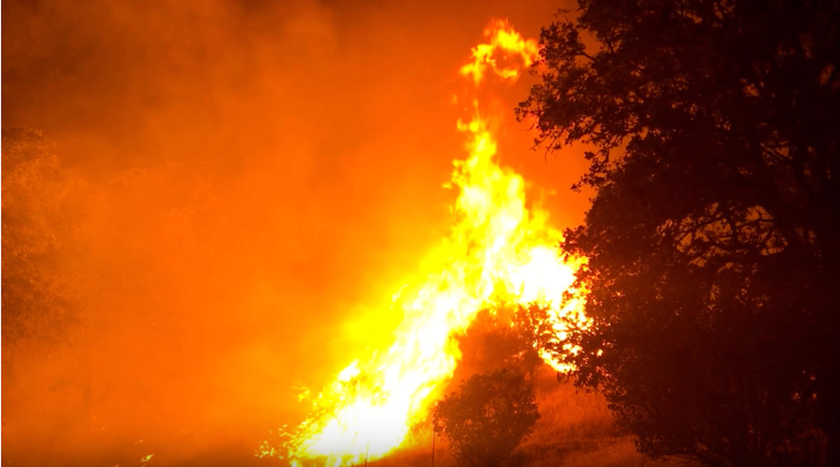 Τεράστια πυρκαγιά μαίνεται ανεξέλεγκτη σε Καλιφόρνια και Όρεγκον – Τουλάχιστον ένας νεκρός (Vid)