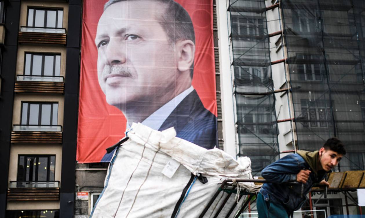 Στα βαθιά της τουρκικής οικονομίας πέφτει ο Ερντογάν