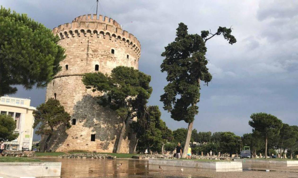 Ξαφνικό μπουρίνι «έπνιξε» τη Θεσσαλονίκη - Έπεσαν δένδρα, πλημμύρισαν δρόμοι (photos)