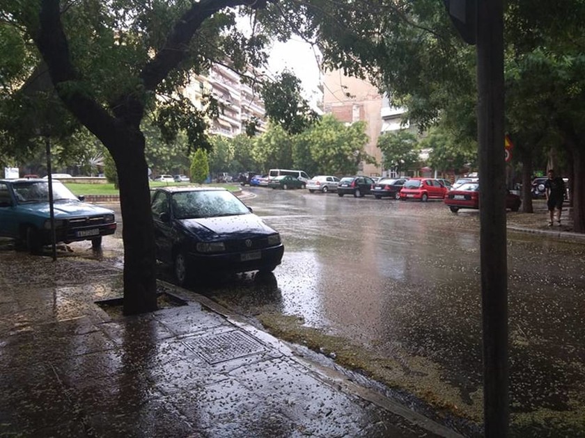 Ξαφνικό μπουρίνι «έπνιξε» τη Θεσσαλονίκη - Έπεσαν δένδρα, πλημμύρισαν οι δρόμοι (photos)