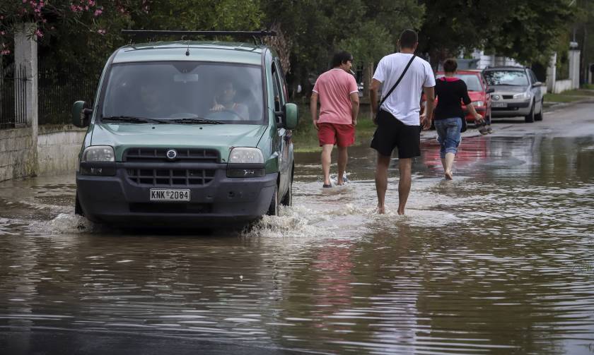 Η κακοκαιρία «έπνιξε» Θεσσαλονίκη και Βόλο: Πλημμύρες, εγκλωβισμοί και καταστροφές