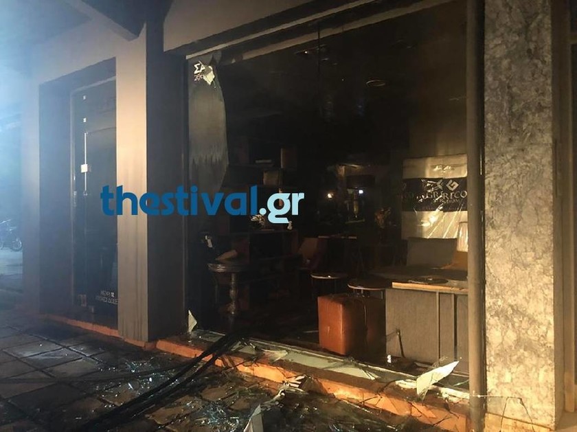 Φωτιά σε κατάστημα επίπλων στους Αμπελόκηπους Θεσσαλονίκης (pics&vid)