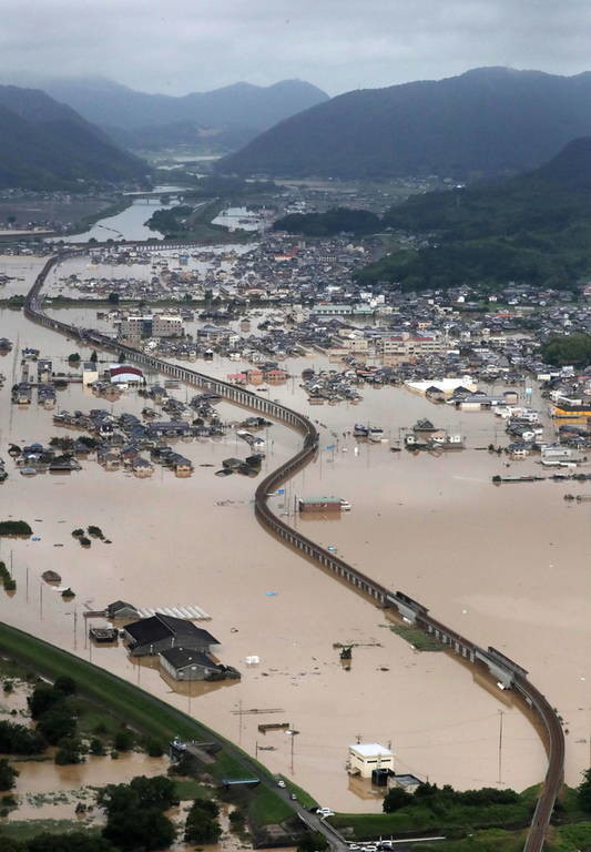 Βιβλική καταστροφή: Φονικές πλημμύρες «έπνιξαν» την Ιαπωνία (pics)