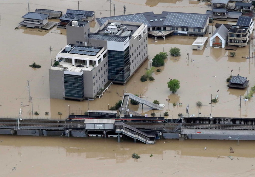 Βιβλική καταστροφή: Φονικές πλημμύρες «έπνιξαν» την Ιαπωνία (pics)