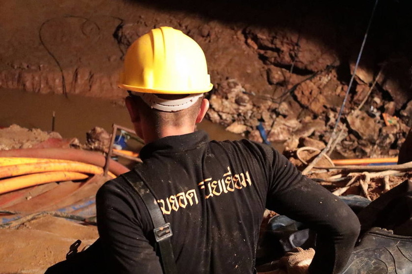 LIVE Ταϊλάνδη: Καρέ - καρέ η επιχείρηση διάσωσης των παιδιών από το πλημμυρισμένο σπήλαιο