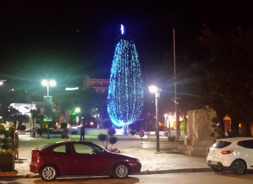 Καβάλα: Άναψαν το χριστουγεννιάτικο δέντρο στην πλατεία – Δεν φαντάζεστε το λόγο