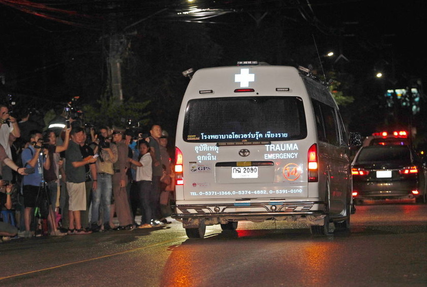 Σπήλαιο Ταϊλάνδη: Απεγκλωβίστηκαν τα πρώτα τέσσερα παιδιά – Τελείωσε το οξυγόνο των δυτών (Pics+Vid)