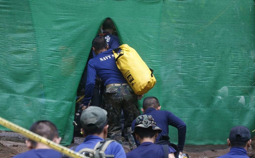 Σπήλαιο Ταϊλάνδη: Απεγκλωβίστηκαν τα πρώτα τέσσερα παιδιά – Τελείωσε το οξυγόνο των δυτών (Pics+Vid)