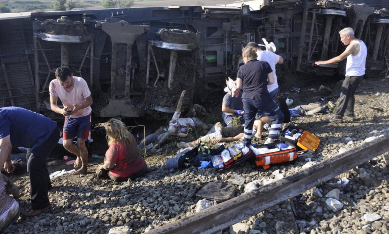 Τουρκία: Τους 24 έφτασαν οι νεκροί από τον εκτροχιασμό τρένου (pics&vid))