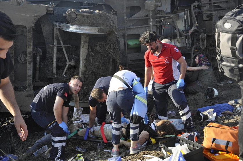 Τουρκία: Ραγδαία αύξηση των θυμάτων από τον εκτροχιασμό τρένου - Τους 24 έφτασαν οι νεκροί (pics)