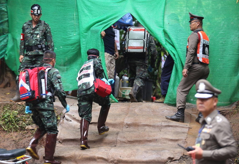 Ταϊλάνδη: Έτσι απεγκλωβίζουν τα παιδιά από το σπήλαιο (Pics+Vids)