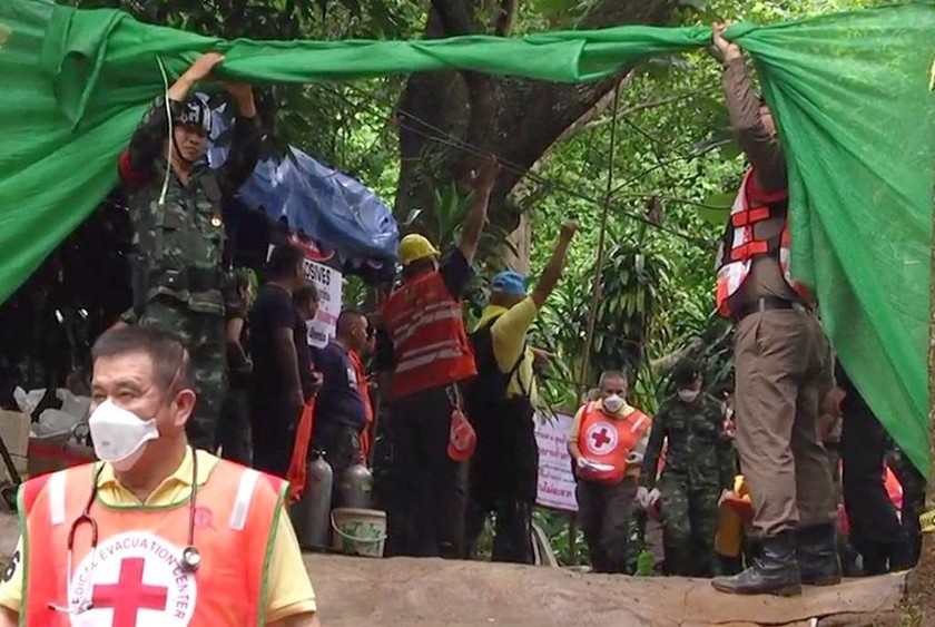 Ταϊλάνδη: Έτσι απεγκλωβίζουν τα παιδιά από το σπήλαιο (Pics+Vids)