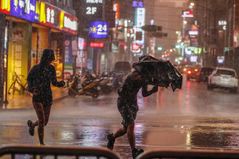 Συναγερμός στην Ταϊβάν - Έφθασε στις ακτές ο τυφώνας «Μαρία» (Pics+Vid)