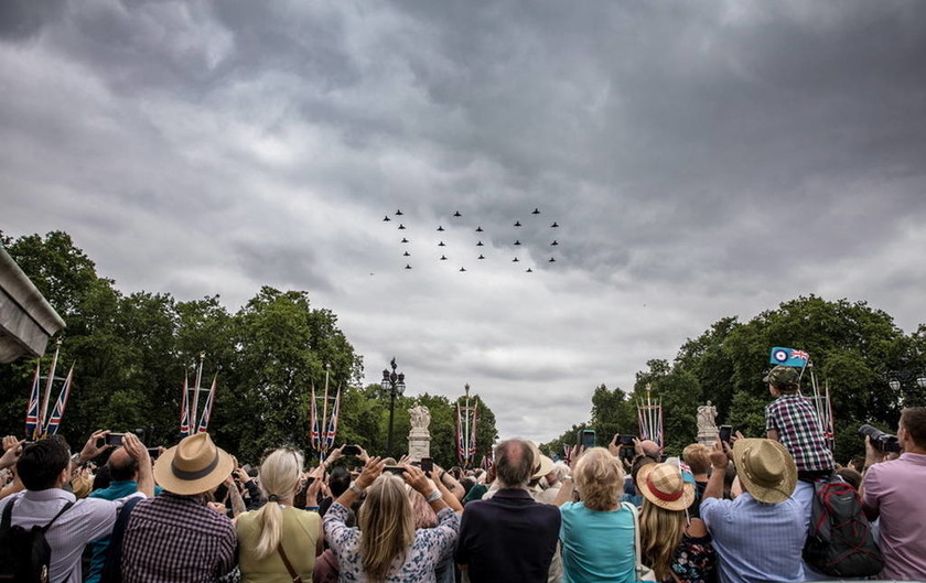 «Με τα μάτια ψηλά»: Δείτε εντυπωσιακές φωτογραφίες από τον εορτασμό των 100 χρόνων της RAF