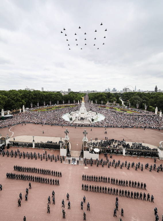 «Με τα μάτια ψηλά»: Δείτε εντυπωσιακές φωτογραφίες από τον εορτασμό των 100 χρόνων της RAF
