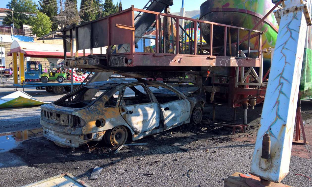 Κοζάνη - Πανικός σε λούνα παρκ: Φλεγόμενο όχημα «καρφώθηκε» σε παιχνίδι – Δείτε τις εικόνες - τρόμου